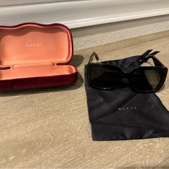 Women’s Gucci Sunglasses with case - Picture 2 of 3